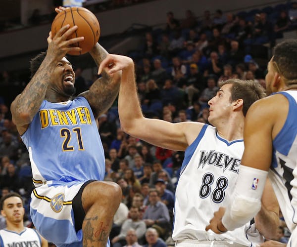 Denver’s Wilson Chandler drove on Nemanja Bjelica during the third quarter Thursday night. The Nuggets erased a 61-55 halftime deficit by outscoring