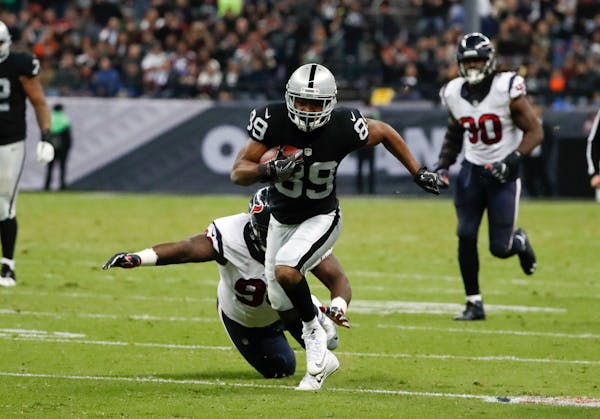 Oakland Raiders wide receiver Amari Cooper breaks away from Houston Texans defensive end D.J. Reader on his way to scoring a touchdown during the seco