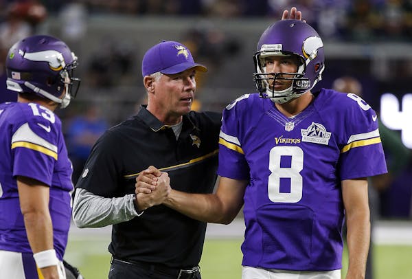 New coordinator Pat Shurmur, shown with quarterbacks Shaun Hill, left, and Sam Bradford, had strong input on the offense before in his role as tight e