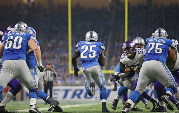 Detroit Lions running back Theo Riddick (25) dashed up the middle for a first down in the fourth quarter at Ford Field Sunday November 24 ,2016 in Det