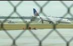 Raw: United Airlines plane collapses at airport