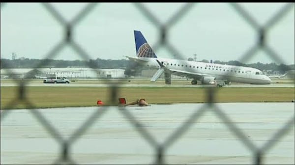 Raw: United Airlines plane collapses at airport