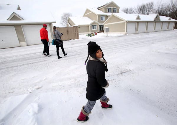 Kendrick Bates walked with apartment agent Courtney Urman to look at a house in New Richmond, Wis., as his 6-year-old daughter, Charisse, spied some p