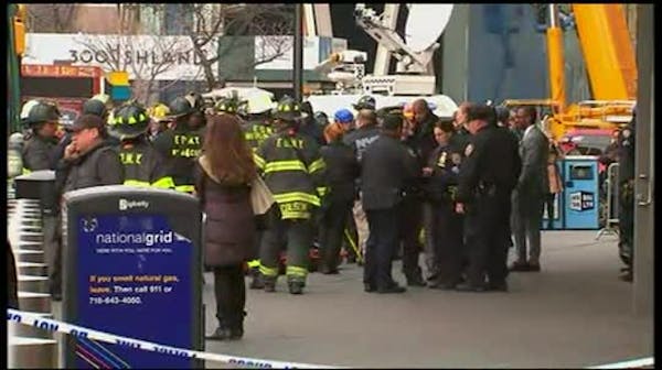 Raw: Train derails in Brooklyn, several injured
