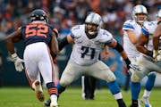 Detroit Lions tackle Riley Reiff (71) sets to black against the Bears last October. Reiff, 28, has agreed to join the Vikings.