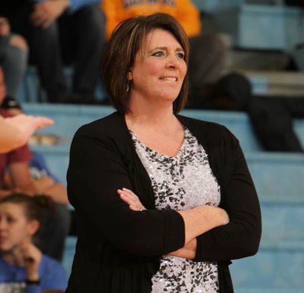Laurie Trow Kelly once starred in women’s basketball at St. Thomas. Now she’s dying to beat them as the Gustavus coach.
