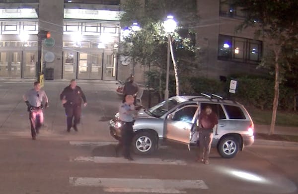 Video appears to contradict Mpls. police in kicking incident
