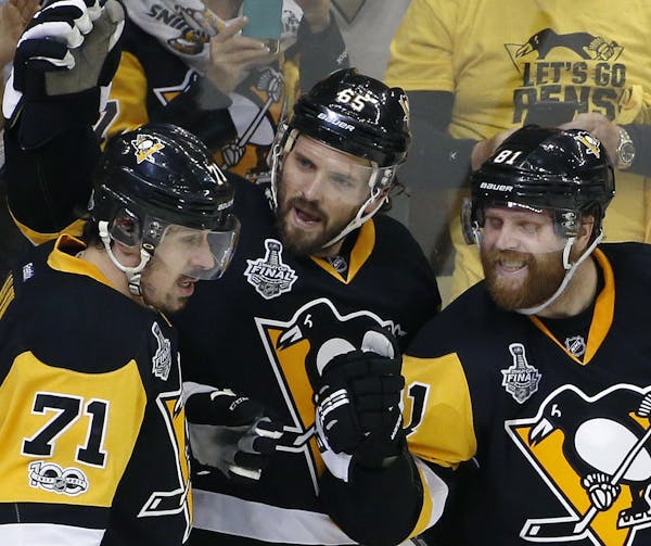 Pittsburgh’s Ron Hainsey, center, celebrated his second-period goal with Evgeni Malkin, left, and Phil Kessel.