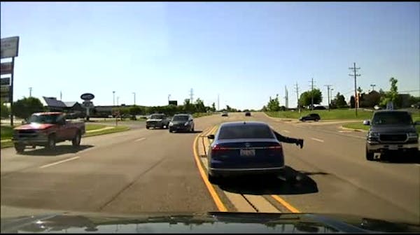Illinois man jumps into moving car, saves seizure victim