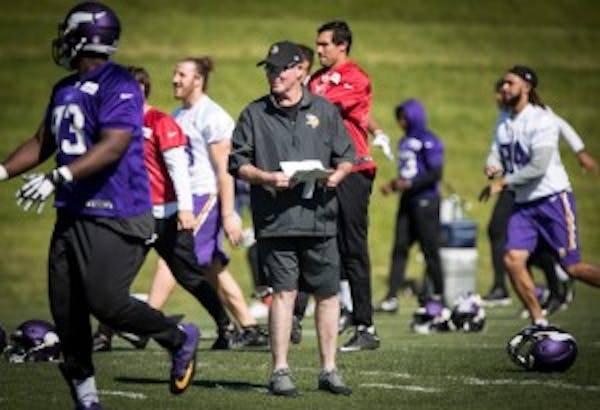 Zimmer trying to be more cautious with right eye in return to Vikings