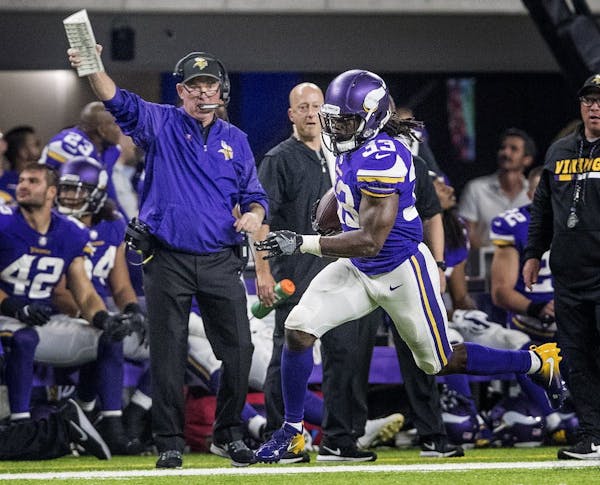 Vikings head coach Mike Zimmer watched running back Dalvin Cook on a run in the fourth quarter.