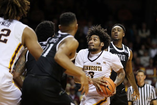 Gophers forward Jordan Murphy (3) drove to the basket in the second half.