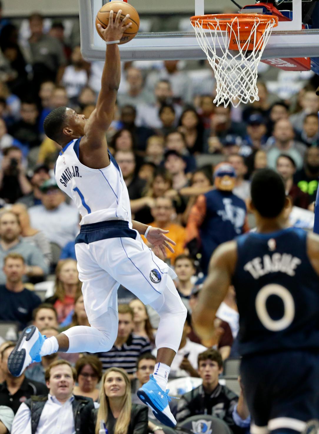 Dallas Mavericks: Dennis Smith Jr. keeps on dunking