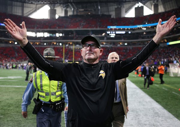 Head coach Mike Zimmer celebrated the Vikings 14-9 win over the Falcons at Mercedes-Benz Stadium
