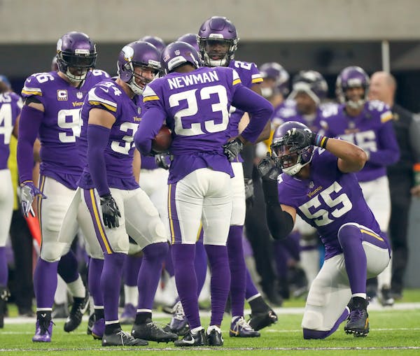 Minnesota Vikings cornerback Terence Newman (23) was congratulated by teammates, including Vikings outside linebacker Anthony Barr (55), who snapped a