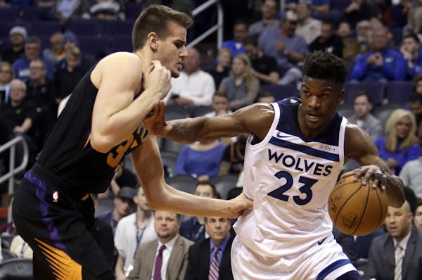 Wolves guard Jimmy Butler drove against Phoenix forward Dragan Bender in the second quarter Saturday night, when Butler finished with 32 points.