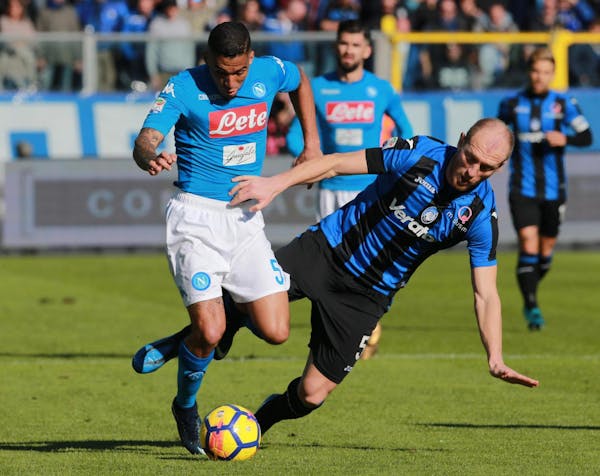 Napoli’s Allan, left, fought for the ball in a recent Serie A soccer match in Bergamo, Italy. Napoli leads Juventus, the league champion 33 times, b