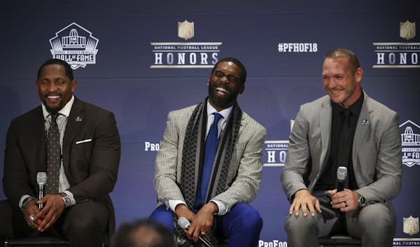 Randy Moss laughed at remarks by Brian Urlacher, right, while on the stage with the other members present for the presentation of this year's class of