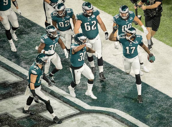 Eagles wide receiver Alshon Jeffery (17) celebrated after his first-quarter touchdown catch, a 34-yard strike from quarterback Nick Foles, as the Eagl