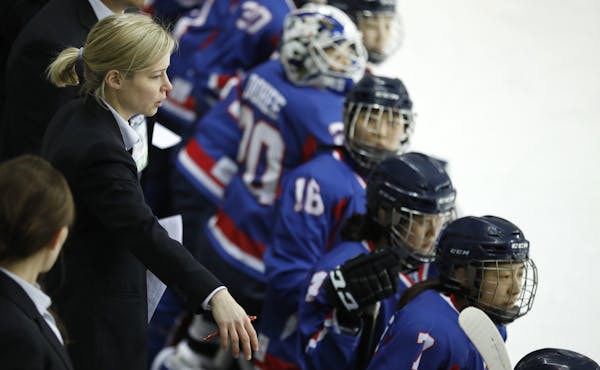 Korea women’s hockey coach Sarah Murray is the daughter of Western Michigan University coach Andy Murray. Kim Hong-Ji • Associated Press