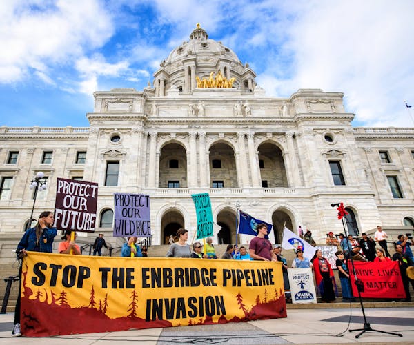Pipeline opponents rallied on the steps of the State Capitol to oppose the proposed Enbridge Line 3 tar sands pipeline expansion. ] GLEN STUBBE ï gle