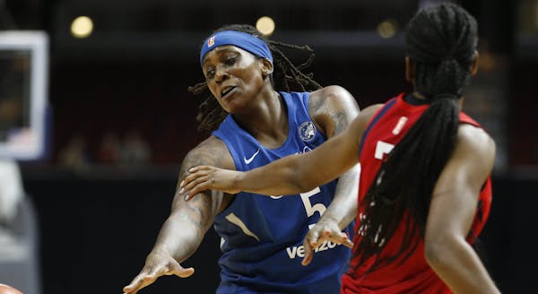 Lynx forward Lynetta Kizer, left, has issues with her sacroiliac joint and it’s unclear if she will be ready for Sunday’s opener.