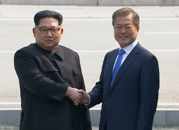 Kim Jong crosses to South Korea, greets Moon