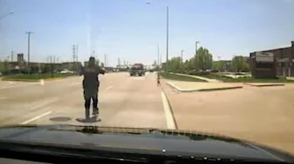 Illinois officer grabs toddler from side of busy road
