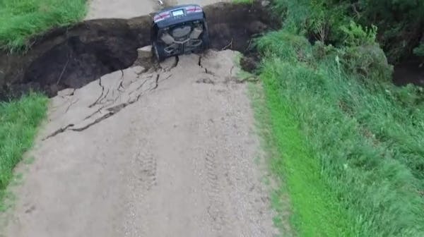 Minnesota teen escapes car that plunged into sinkhole