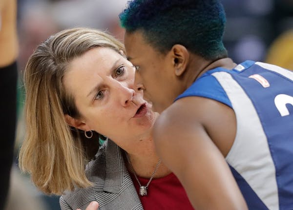 Lynx coach Cheryl Reeve talked to point guard Danielle Robinson during Wednesday's game.