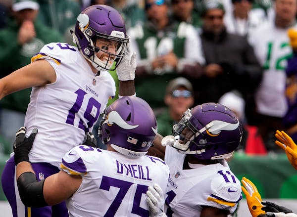 Adam Thielen celebrated with teammates after catching a 34-yard touchdown in the first quarter.
