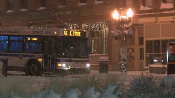 Midwest snowstorm closes schools, grounds flights