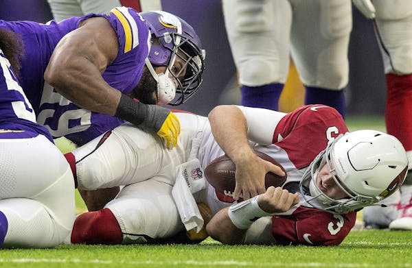 Danielle Hunter (99) sacked Josh Rosen in the second quarter with the Vikings played Arizona.