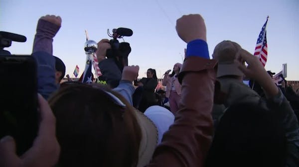 Former Rep. Beto O'Rourke leads rally against wall
