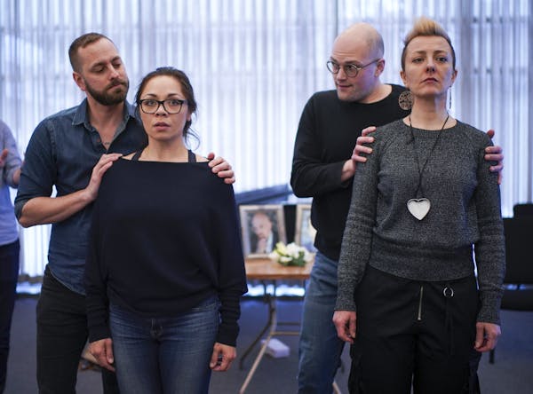 Skylark Opera Theatre rehearsed “Così fan tutte” last week with Justin Spenner, Tess Altiveros, Laurent Kuehnl and KrisAnne Weiss. “I think the