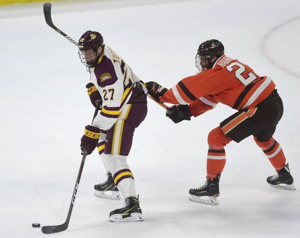 Minnesota Duluth’s Riley Tufte, left, tried to keep the puck away from Bowling Green’s Alec Rauhauser.