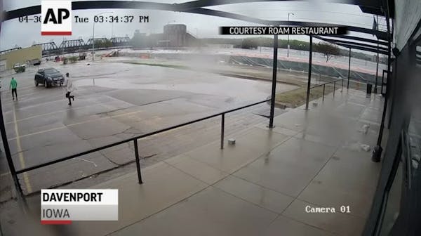 Video captures moment levee fails in Davenport