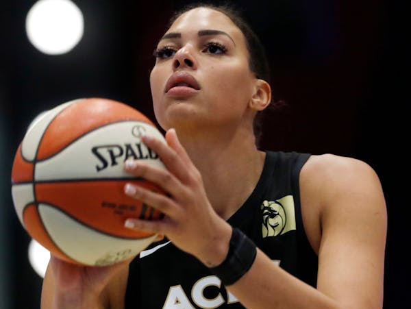 Las Vegas' Liz Cambage lined up a free throw against New York on Sunday.