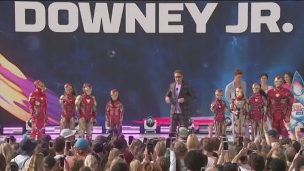 Swift, Downey Jr light up Teen Choice Awards