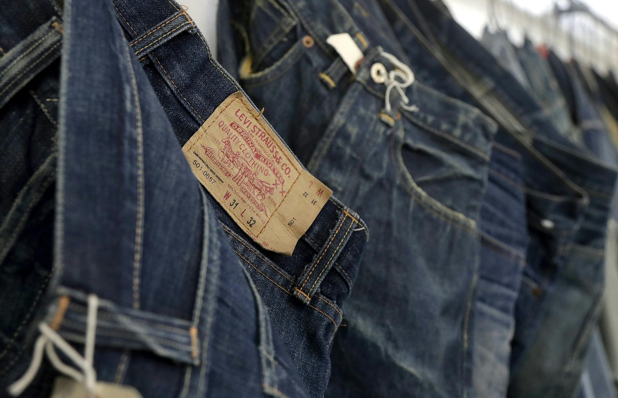 Target to sell Levi's as jeans maker 