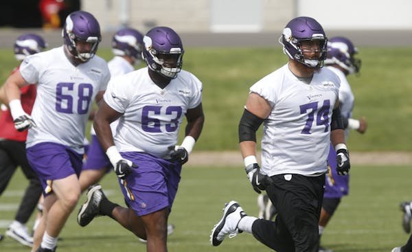 Danny Isidora (63) and teammates jogged to a drill during Vikings training camp in 2018.
