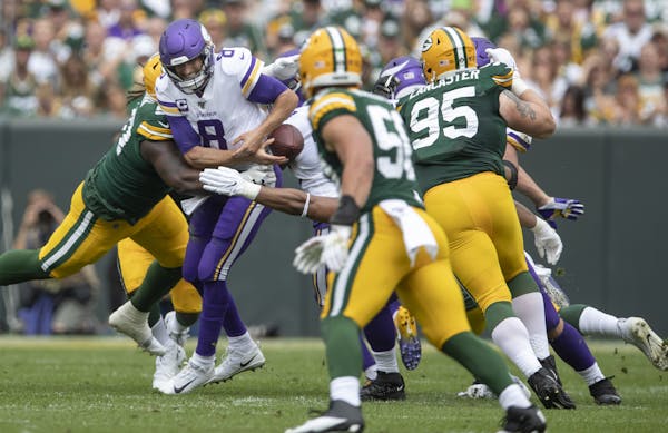 Minnesota Vikings quarterback Kirk Cousins (8) fumbled the the ball in the second quarter.