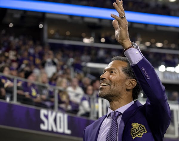 Steve Jordan waved to fans after being entered into the Minnesota Vikings Ring of Honor on Thursday.