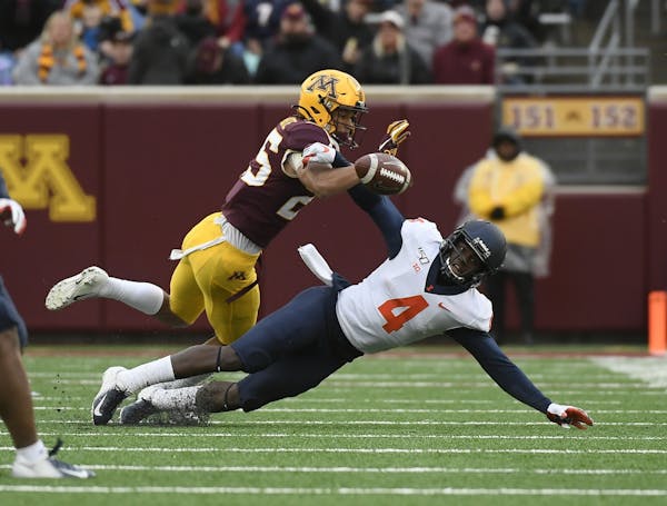 Gophers defensive back Benjamin St-Juste defended against a pass attempt to Illinois wide receiver Ricky Smalling last month.