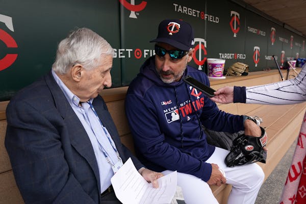 Twins bench coach Derek Shelton, right, talked with Star Tribune columnist Sid Hartman during workouts in March at Target Field.