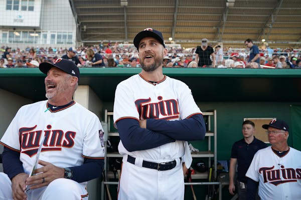 Derek Shelton, left, and Rocco Baldelli shared a laugh during spring training in Fort Myers in February.