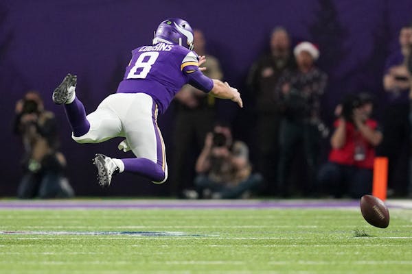 Kirk Cousins (8) dove in an unsuccessful try to catch a pass from wide receiver Stefon Diggs (14) in the second quarter.