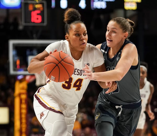 Gophers guard Gadiva Hubbard tried to get past UC Davis guard Katie Toole in the first half.