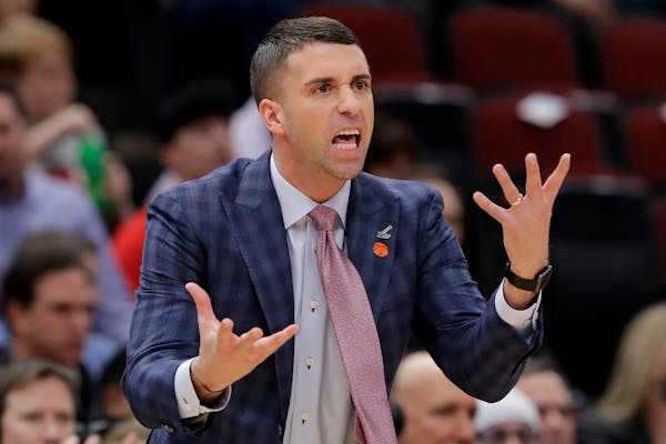 Timberwolves head coach Ryan Saunders reacts to a call during the first half against the Bulls