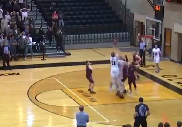 Wrong call at end of game costs St. Olaf win; officials, MIAC apologize